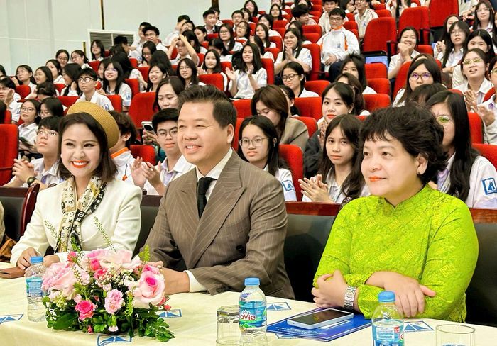 NSƯT Đăng Dương (ở giữa) tham gia buổi sinh hoạt chuyên đề “Văn học và Nghệ thuật - Điểm chạm của cảm xúc” cùng các em học sinh Trường THPT chuyên Hà Nội - Amsterdam. Ảnh: NTCC
