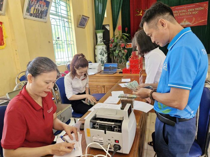Người dân xã Phú Xuyên đồng thuận, phấn khởi nhận kinh phí bồi thường, hỗ trợ khi nhà nước thu hồi đất thực hiện Dự án Trục không gian Quốc lộ 1A và tái thiết, chỉnh trang đô thị.