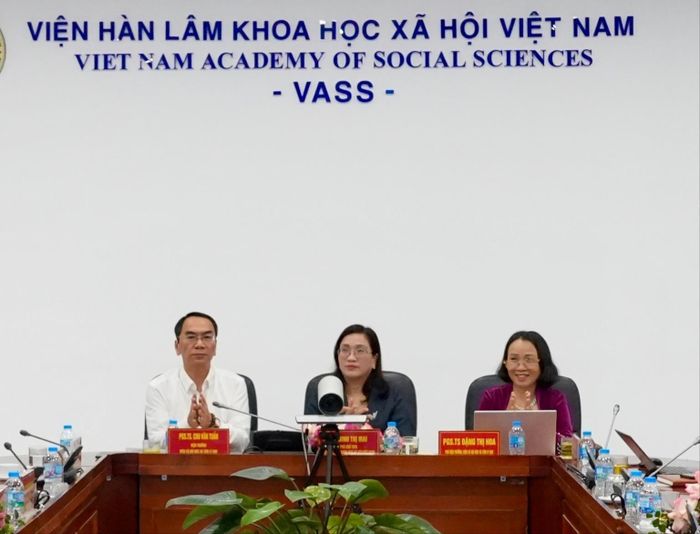 Chủ trì hội thảo. Ảnh: Hữu Tiệp