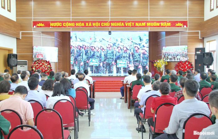 Các đại biểu xem phóng sự, ôn lại truyền thống 80 năm xây dựng, chiến đấu và trưởng thành của lực lượng vũ trang Thủ đô. Ảnh: Cao Kỳ