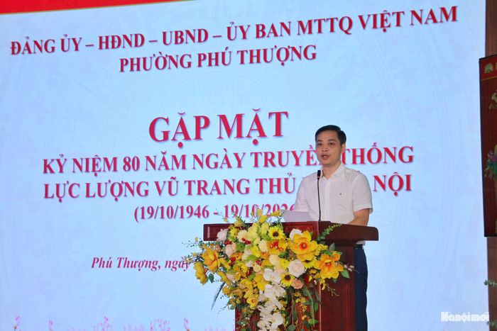 Bí thư Đảng ủy, Chủ tịch HĐND phường Phú Thượng Nguyễn Quốc Hà phát biểu tại chương trình. Ảnh: Cao Kỳ
