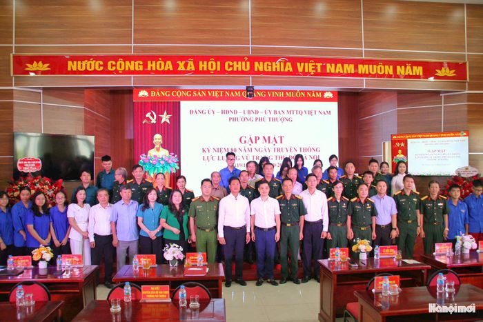 Các đại biểu chụp ảnh lưu niệm. Ảnh: Cao Kỳ