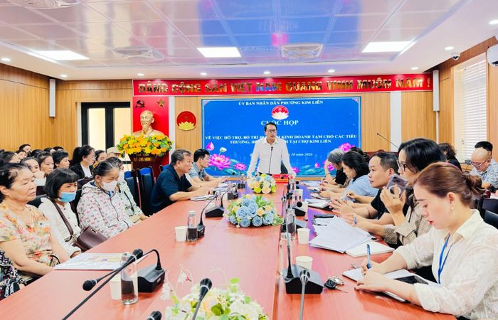 Phó Chủ tịch UBND phường Kim Liên Trương Minh Quang thông tin tại cuộc họp. Ảnh: Nguyên Bảo