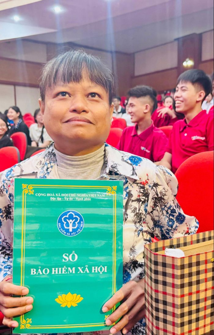 Niềm vui của chị Dương Thị Tho khi được nhận quà và sổ BHXH tại Phiên giao dịch việc làm lưu động cụm Thường Tín, tháng 9-2026. Ảnh: Mai Hoa