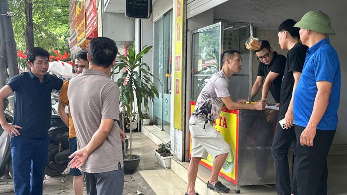 Cán bộ xã Thường Tín trao đổi với các gia đình trong diện GPMB thực hiện dự án Trục không gian quốc lộ 1A gắn với chỉnh trang và tái thiết đô thị. Ảnh: PV