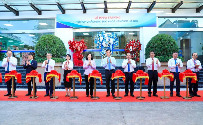 Trưởng ban Tổ chức Trung ương Nguyễn Duy Ngọc, Bí thư Thành ủy Hà Nội Trần Đức Thắng và các đồng chí lãnh đạo Trung ương, thành phố Hà Nội thực hiện nghi thức cắt băng khai trương Tổ hợp chăm sóc sức khỏe HANDICO Hà Nội. Ảnh: Quang Thái