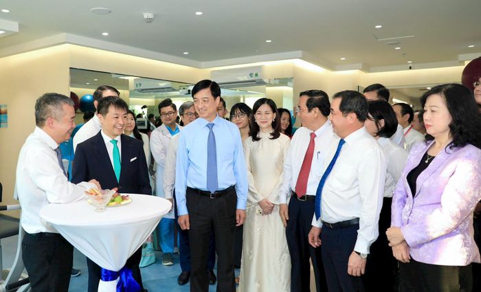 Trưởng ban Tổ chức Trung ương Nguyễn Duy Ngọc; Bí thư Thành ủy Hà Nội Trần Đức Thắng cùng các đồng chí lãnh đạo Trung ương và thành phố Hà Nội tham quan Tổ hợp chăm sóc sức khỏe HANDICO Hà Nội. Ảnh: Quang Thái