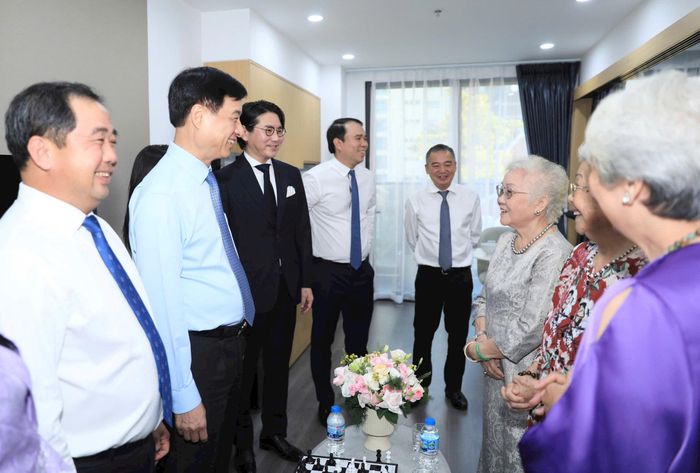 Trưởng ban Tổ chức Trung ương Nguyễn Duy Ngọc, Bí thư Thành ủy Hà Nội Trần Đức Thắng thăm hỏi người cao tuổi được chăm sóc sức khỏe tại Tổ hợp chăm sóc sức khỏe HANDICO Hà Nội. Ảnh: Quang Thái