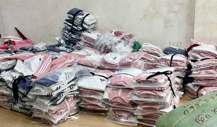 Quần áo giả mạo nhãn hiệu Adidas tại cơ sở kinh doanh trên phường Cầu Giấy. Ảnh: Hoài Nam