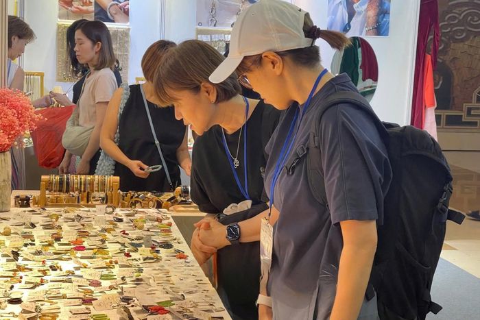 Tìm hiểu các sản phẩm tại Hanoi Giftshow 2025. Ảnh: BTC