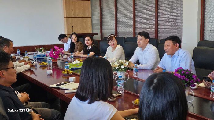 Đoàn kiểm tra của Ban Chỉ đạo Cuộc vận động “Người Việt Nam ưu tiên dùng hàng Việt Nam” thành phố Hà Nội khảo sát tại Công ty Bia Sài Gòn - Hà Nội. Ảnh: Thanh Hiền.