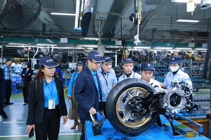 Chủ tịch Liên đoàn Lao động thành phố Hà Nội Nguyễn Văn Thắng thăm, động viên tinh thần lao động của công nhân Công ty TNHH Yamaha Motor Việt Nam. Ảnh: M Quân.