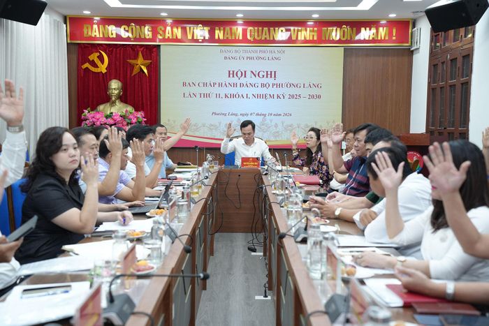Các đại biểu biểu quyết thống nhất thông qua nghị quyết. Ảnh: Phạm Mạnh