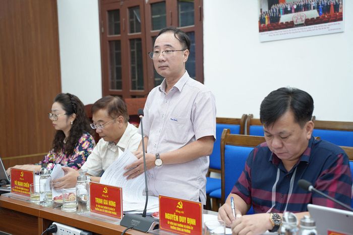 Các đại biểu đóng góp ý kiến vào nghị quyết đầu tiên dành cho Đoàn Thanh niên phường. Ảnh: Phạm Mạnh