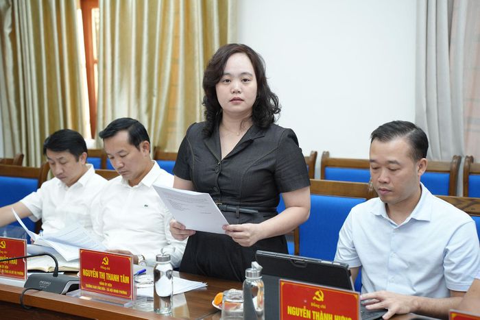 Đã từng nhiều năm làm công tác Đoàn, đồng chí Nguyễn Thị Thanh Tâm - Trưởng ban Văn hóa - Xã hội phường đã có những kiến nghị, bổ sung xác đáng nhằm hoàn thiện dự thảo. Ảnh: Phạm Mạnh