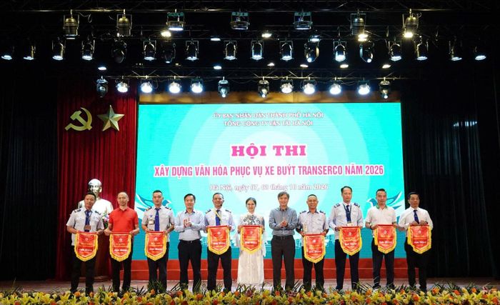 Lãnh đạo Tổng công ty Vận tải Hà Nội tặng cờ cho 9 đơn vị tham gia hội thi. Ảnh: Tuấn Lương.