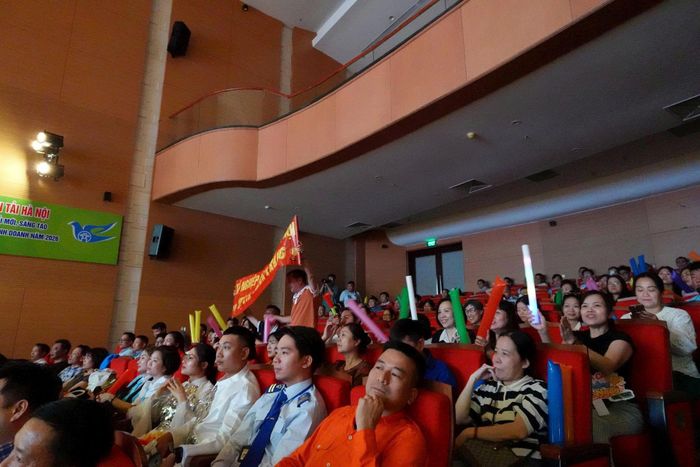 Đông đảo người lao động Transerco đến cổ vũ của các đội tham gia hội thi. Ảnh: Tuấn Lương.