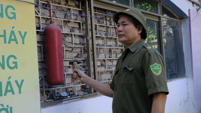 Lực lượng tham gia bảo vệ an ninh, trật tự ở cơ sở đánh kẻng báo động khi phát hiện tình huống cháy giả định - Ảnh PV