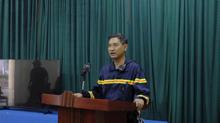 Trung tá Vũ Thành Hưng, Phó Đội trưởng Đội Cảnh sát PCCC và CNCH khu vực 2, nhận xét, rút kinh nghiệm sau buổi diễn tập. Ảnh PV