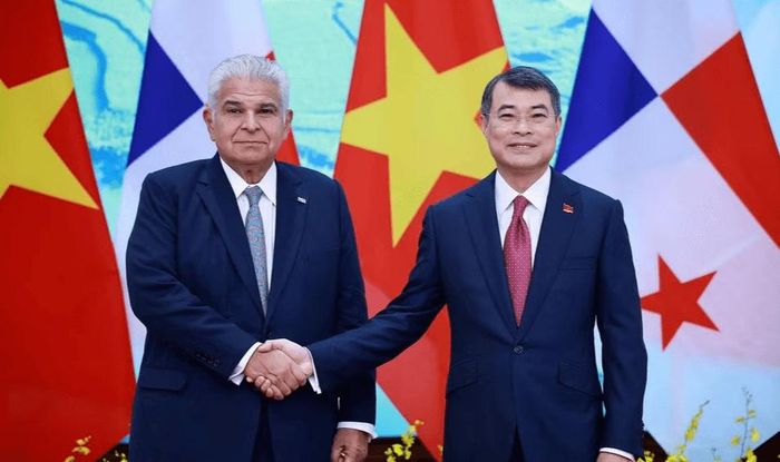 Thủ tướng Lê Minh Hưng (phải) hội kiến Tổng thống Cộng hòa Panama José Raúl Mulino Quintero. Ảnh: TTXVN