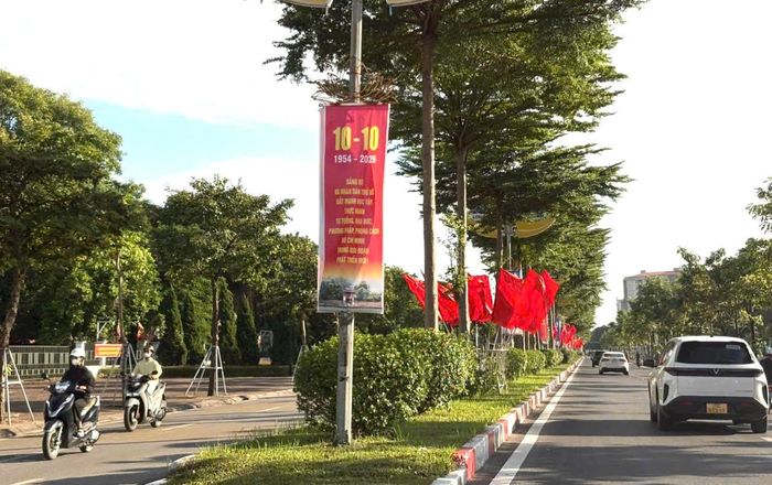 Sắc đỏ rực rỡ trên các tuyến phố tạo không khí hân hoan, khơi dậy niềm tự hào về Thủ đô nghìn năm văn hiến, anh hùng. Ảnh: PV