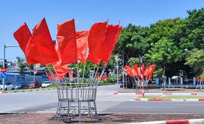 Trên tuyến phố chính của phường Việt Hưng rực rỡ sắc đỏ chào mừng 72 năm Ngày Giải phóng Thủ đô. Ảnh: PV