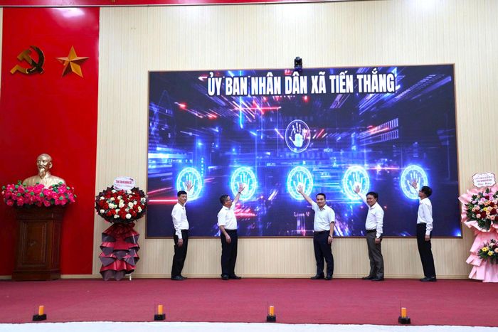 Các đại biểu thực hiện nghi lễ phát động.