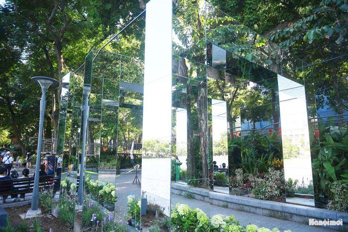 Các khung gương được lắp đặt dọc tuyến hướng người dân, du khách tản bộ quanh hồ Hoàn Kiếm.