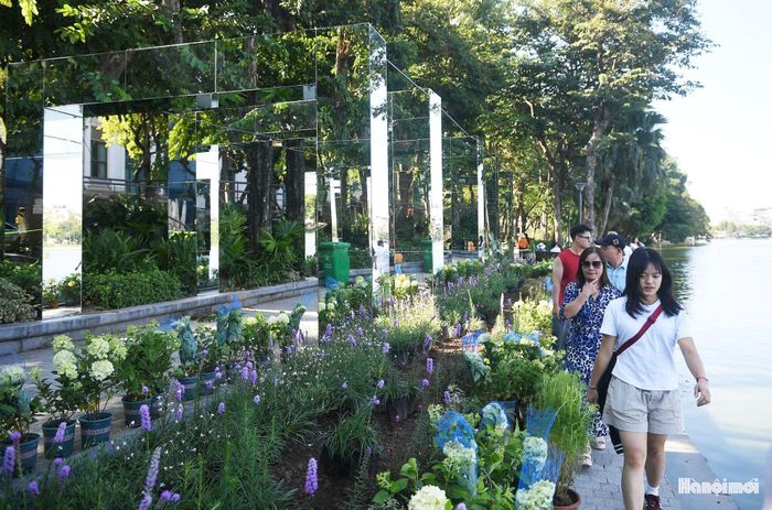 Theo ghi nhận của phóng viên, chiều ngày 7-10 các hạng mục của công trình cơ bản đã hoàn thiện. Dù chưa đến thời điểm chính thức mở cửa, một số người dân và du khách đã dừng lại chụp ảnh, tìm những góc mới để ghi lại hình ảnh bên hồ Hoàn Kiếm.