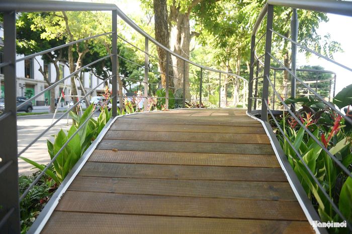 Các khung thép được lắp dựng dọc tuyến, tạo thành kết cấu chính của cầu cạn. Phía trên là những tấm ván gỗ chạy dọc theo lối đi. Hệ thống đèn LED được bố trí men theo mặt sàn, dự kiến tạo hiệu ứng ánh sáng khi không gian được vận hành vào buổi tối.
