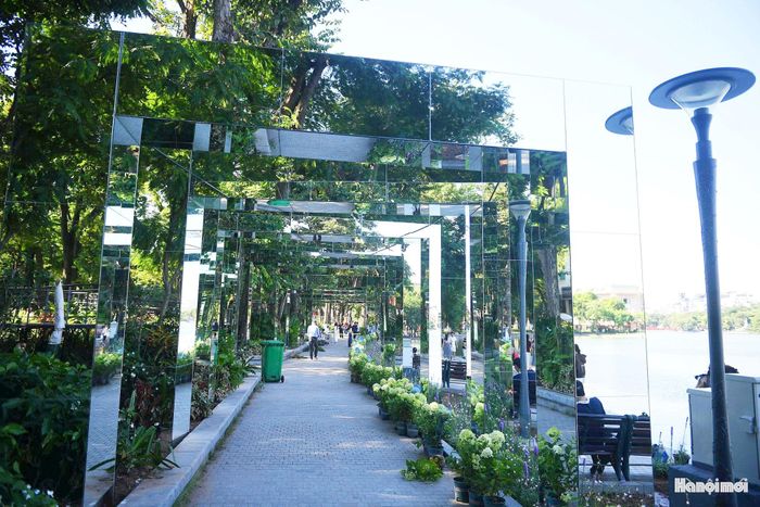 Điểm gây chú ý là những khung gương được bố trí trên tuyến cầu cảnh quan uốn lượn giữa không gian cây xanh. Qua mỗi góc gương, hình ảnh Hồ Gươm, Tháp Rùa, hàng cây và dòng người qua lại tạo nên những khuôn hình khác lạ.