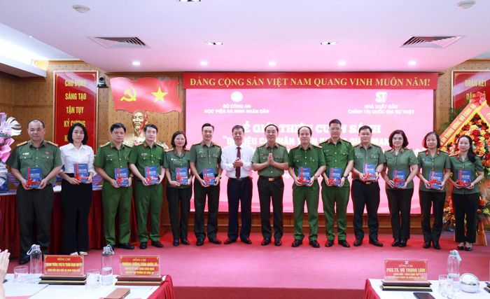 Ban tổ chức trao tặng sách cho đại diện các cơ quan trung ương, Bộ Công an và các đại biểu tham dự. Ảnh: Minh Hải