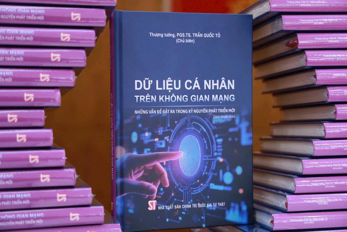 Cuốn sách về dữ liệu cá nhân trên không gian mạng của Thượng tướng Trần Quốc Tỏ. Ảnh: Minh Hải