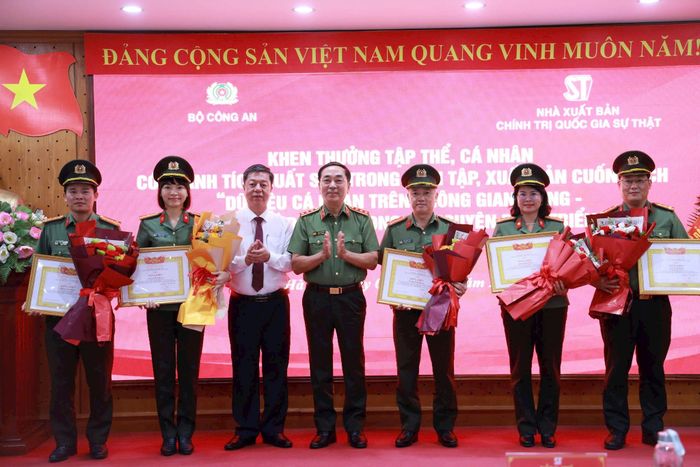 Tặng bằng khen cho các tập thể, cá nhân đã có nhiều đóng góp trong quá trình nghiên cứu, biên soạn và xuất bản cuốn sách. Ảnh: Minh Hải