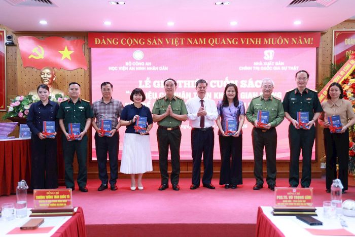 Ban tổ chức trao tặng sách cho đại diện các cơ quan trung ương, Bộ Công an và các đại biểu tham dự. Ảnh: Minh Hải