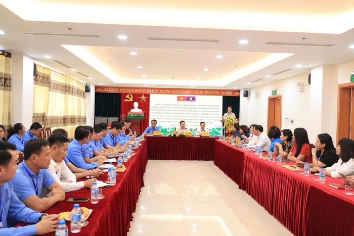 Đoàn học viên cán bộ chủ chốt Liên hiệp Công đoàn Thủ đô Viêng Chăn làm việc với xã Thường Tín chiều 7-10. Ảnh: PV