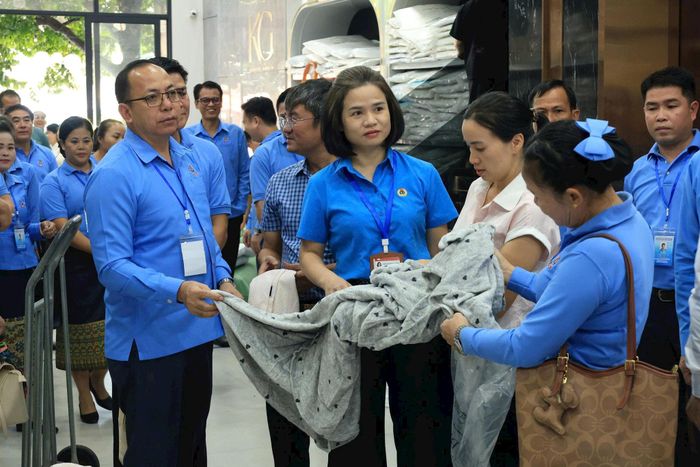 Đoàn học viên cán bộ chủ chốt Liên hiệp Công đoàn Thủ đô Viêng Chăn thăm làng nghề xã Thường Tín. Ảnh: PV