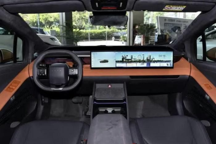 Ioniq V được trang bị cụm màn hình kép với tổng kích thước lên tới 27 inch,