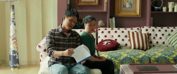 Khánh trình bày dự án đang làm để bà Ngọc thấy rằng mình có thể lo được cho Phương. Ảnh VTV