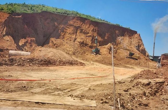Hiện chỉ có 10/40 mỏ đất còn thời gian hoạt động và đang khai thác. Ảnh: Ngọc Hưng.