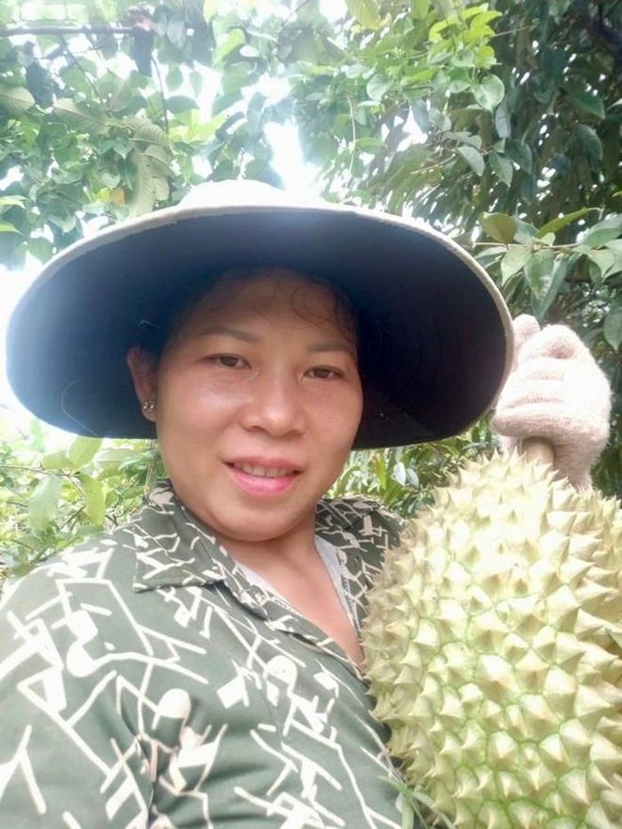 Vợ chồng anh Nguyễn Hữu Quýnh "khoe" thành quả sau 7 năm kiên trì. Ảnh: NVCC.