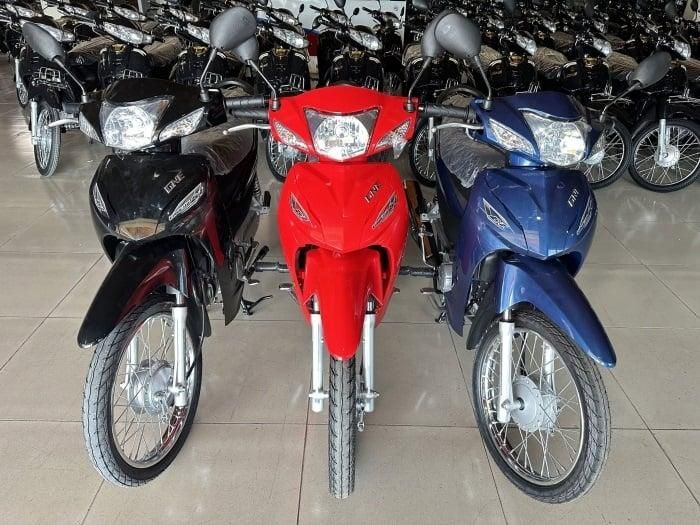 GNE vẫn duy trì gương chiếu hậu truyền thống và hệ thống khóa cơ.
