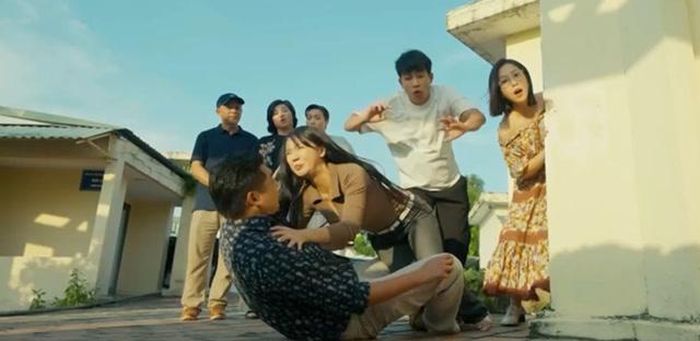 Hoàng "tranh thủ" thể hiện tình cảm với Nhi trước mặt mọi người. Ảnh VFC