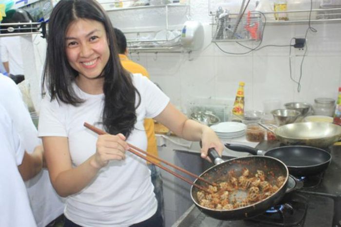Điều khiến nhiều người bất ngờ là nữ diễn viên từng sống trong nhung lụa lại có giai đoạn phải bắt đầu lại gần như từ con số 0. Sau khi gia đình gặp biến cố, Kim Thư khởi nghiệp bằng một tiệm xôi nhỏ. Cô bán xôi, cơm và gà hấp để kiếm tiền trang trải cuộc sống. Chính công việc tưởng chừng rất bình dị này lại trở thành bước ngoặt đưa cô đến với lĩnh vực kinh doanh ẩm thực. Kim Thư từng phải thức dậy từ khoảng 4h sáng để chuẩn bị đồ ăn cho tiệm riêng. Không còn hình ảnh một nữ diễn viên xuất hiện trên thảm đỏ, cô khi ấy mặc trang phục giản dị, trực tiếp vào bếp, phục vụ khách và tự tay quán xuyến công việc. Thông tin trên Phụ Nữ Mới cho hay.