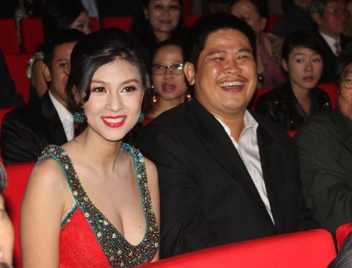 Cuộc sống của Kim Thư từng gắn với hình ảnh giàu có, sang trọng. Tuy nhiên, sau khi cuộc hôn nhân với ông bầu Phước Sang đổ vỡ, gia đình cô phải đối mặt với những biến cố tài chính nghiêm trọng. Năm 2012, Kim Thư xác nhận ly hôn. Sau đó, cô gần như rút khỏi các hoạt động nghệ thuật và tập trung lo cho cuộc sống của bản thân cùng hai con trai.