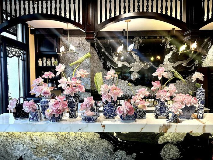 Với loại hoa này, từ giai đoạn chuẩn bị đến cắm hoa đòi hỏi sự kiên nhẫn và tỉ mỉ. Từ lúc chớm nụ đến lúc sen tàn có thể được 3 tuần.