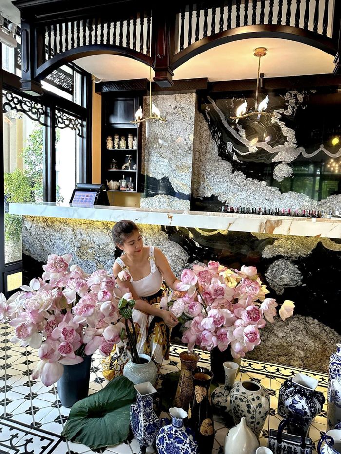 Kim Thư từng chia sẻ những hình ảnh về nghệ thuật cắm hoa sen Super Lotus tại nhà hàng của cô. Bằng đôi tay khéo léo và tình yêu dành cho loài hoa này, cô đã mang lại vẻ xinh đẹp, thanh thoát cho không gian nhà hàng của mình.