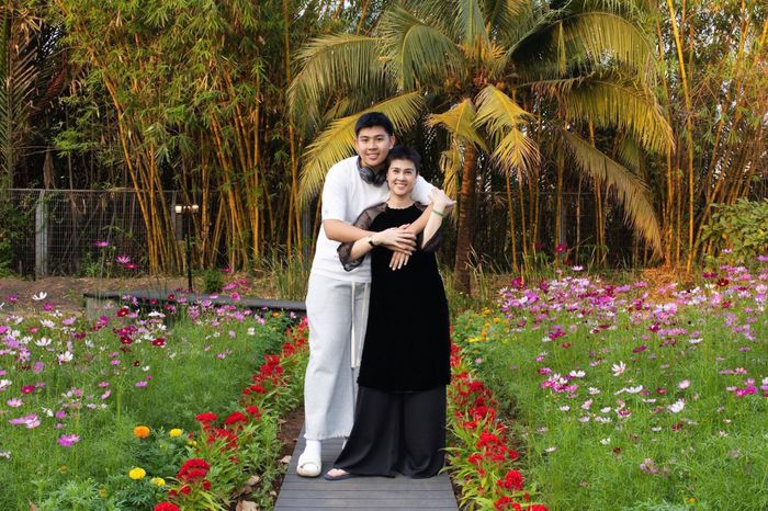 Nếu chuyện kinh doanh giúp Kim Thư đứng vững về kinh tế thì các con lại là lý do quan trọng để cô tiếp tục cố gắng. Sau khi ly hôn Phước Sang, Kim Thư gần như rời khỏi đời sống showbiz. Cô chia sẻ rằng mình muốn tập trung làm ăn, trang trải cuộc sống và chăm sóc hai con trai. Bên cạnh công việc kinh doanh, nữ diễn viên cũng tham gia các hoạt động thiện nguyện, giúp đỡ những hoàn cảnh khó khăn.
