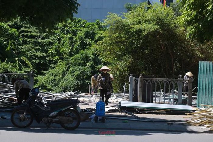 Người dân thu gom phế liệu kim loại còn sót lại.