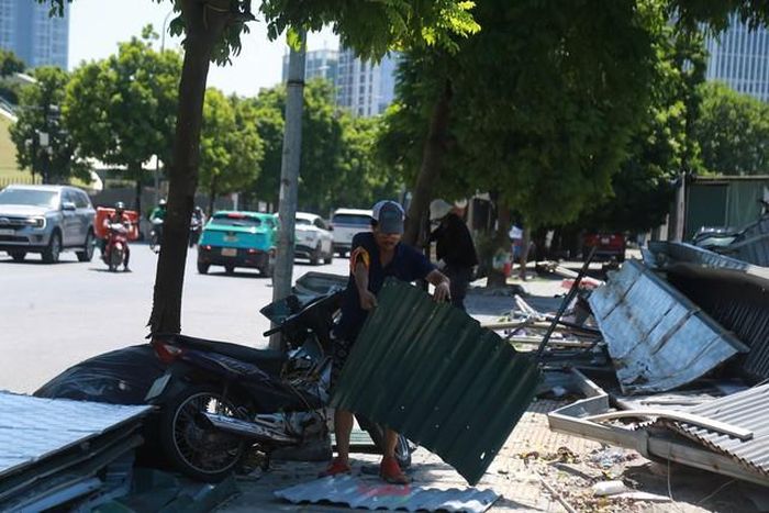 Ngoài các khu vực nêu trên, tại các ngõ 76, 78 phố Duy Tân cũng được giải tỏa. Trước đó, theo ghi nhận của phóng viên, những khu vực này diễn ra hoạt động kinh doanh, buôn bán rầm rộ trên vỉa hè, đất nông nghiệp, đến nay mặt bằng đã được trả lại hiện trạng.